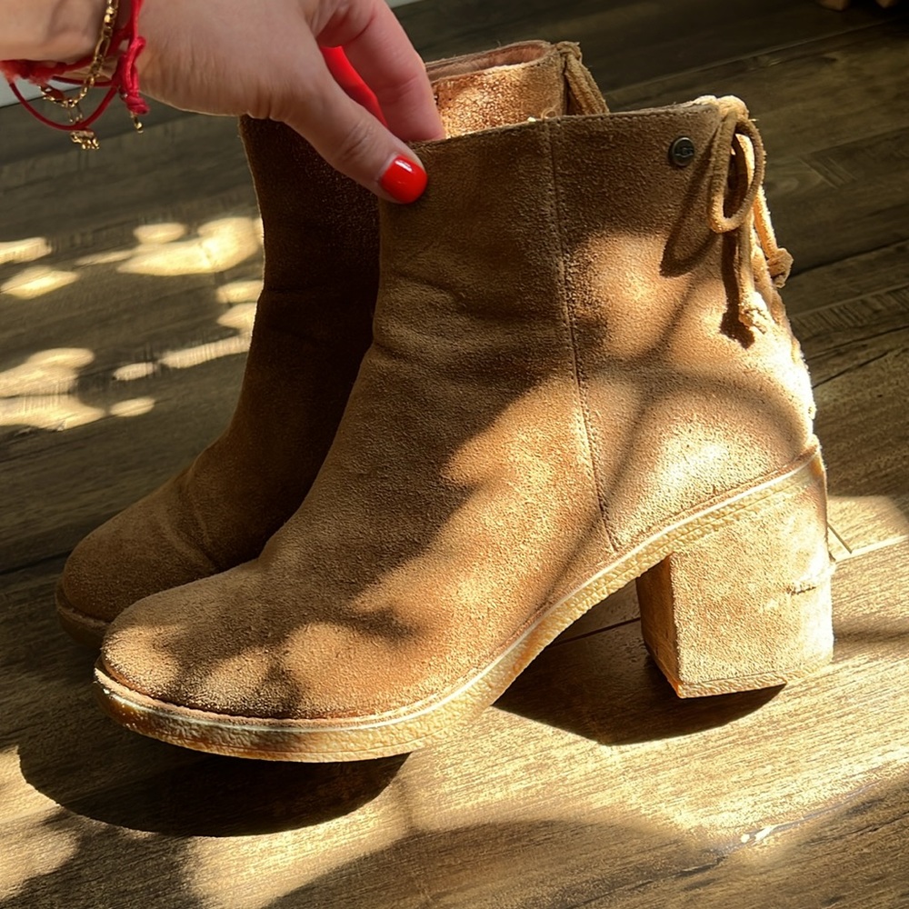 Uggs Suade Tan Booties